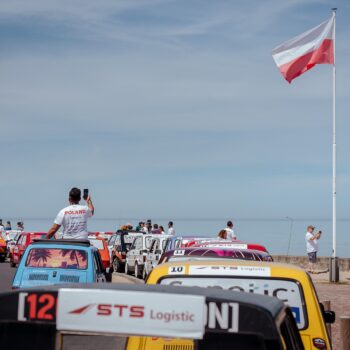 Ponad 70 Fiatów 126p dotarło na Omaha Beach. Na zbiórce już prawie milion złotych